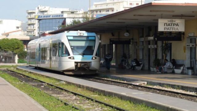 Πάτρα: Τρένο του προαστιακού συγκρούστηκε με ΙΧ παρκαρισμένο πάνω στις γραμμές