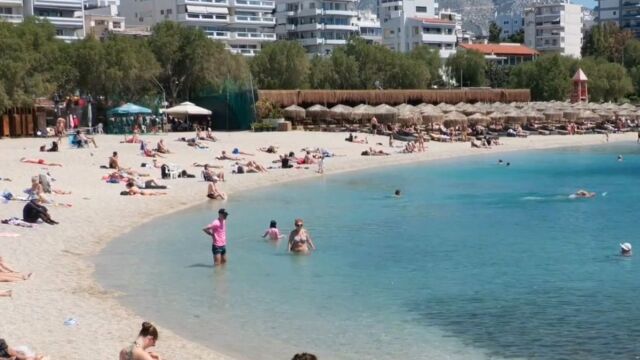 Πρώτες βουτιές για τους Αθηναίους με θερμοκρασίες που θυμίζουν καλοκαίρι - Που κινήθηκε υψηλότερα ο υδράργυρος (Βίντεο)