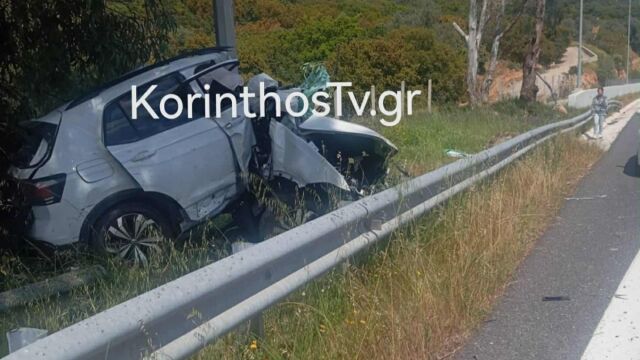 Νεμέα: Νεκρή οδηγός - Το αυτοκίνητό της καρφώθηκε σε κολώνα (Εικόνες)