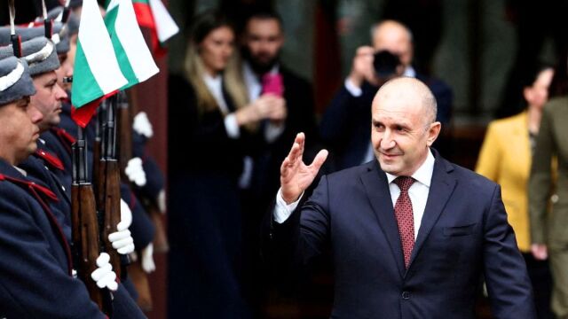 Ρούμεν Ράντεφ: Ποιος είναι ο φιλορώσος που κέρδισε τις εκλογές στη Βουλγαρία - Η πορεία του μέχρι την πρωθυπουργία