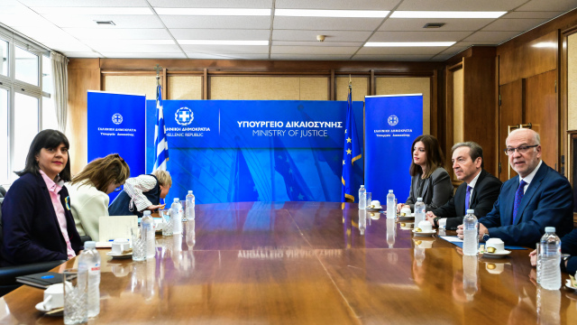 Συνάντηση Φλωρίδη  Κοβέσι: Συμφωνήθηκε επίσπευση των νομικών διαδικασιών για πολιτικά πρόσωπα - Στο επίκεντρο η ανανέωση της θητείας των τριών Ελλήνων εισαγγελέων (Εικόνες)