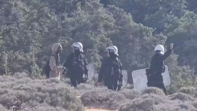 Γαύδος: Με διμοιρίες ΜΑΤ η επιχείρηση κατεδάφισης ξύλινων κατασκευών σε παραλίες (Βίντεο)