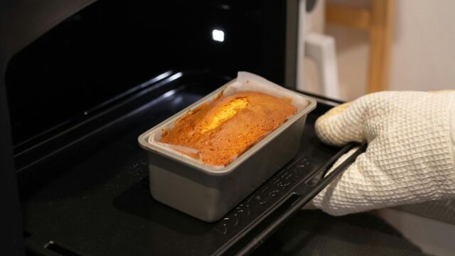 Τα λίπη στον φούρνο φεύγουν με ένα υλικό που έχεις στο μπάνιο και είναι πάμφθηνο