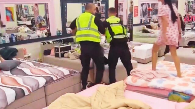 Χάος σε ριάλιτι: Παίκτης επιτέθηκε σε παίκτρια και την άρπαξε από τον λαιμό - Παρενέβησαν οι σεκιούριτι (Βίντεο)