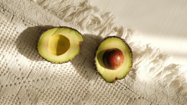 Ένα ακόμα viral που δουλεύει: Γιατί αναμειγνύουν φλούδα αβοκάντο με ξύδι;