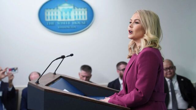 Η Κάρολαϊν Λέβιτ αποχωρεί προσωρινά από τον Λευκό Οίκο λόγω άδειας μητρότητας