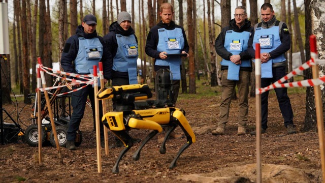 Ο πρίγκιπας Χάρι εκπαιδεύτηκε στην αποναρκοθέτηση στην Ουκρανία, τριάντα χρόνια μετά την Νταϊάνα στην Ανγκόλα (Εικόνες)
