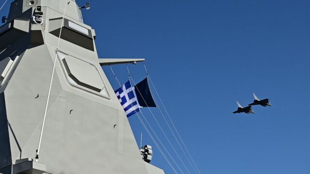 Επίσκεψη Μακρόν: Πτήση Rafale πάνω από τη φρεγάτα 