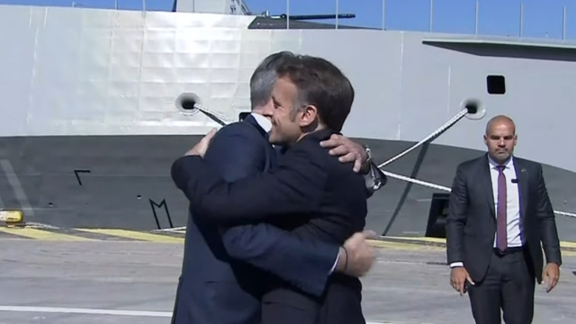 Η αγκαλιά Μακρόν-Μητσοτάκη και ο θερμός χαιρετισμός του Γάλλου προέδρου με τον Δένδια