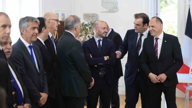 Μέγαρο Μαξίμου: Ευχάριστο κλίμα, πειράγματα και συζητήσεις μεταξύ των Ελλήνων και Γάλλων υπουργών κατά την υπογραφή των συμφωνιών (Εικόνες)