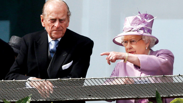 Βασίλισσα Ελισάβετ  πρίγκιπας Φίλιππος: Το άγνωστο χιούμορ πίσω από τους τοίχους του παλατιού - Όταν της τσίμπησε τα οπίσθια και τα κυνηγητά στο παλάτι