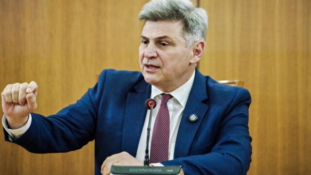 Φαραντούρης: Συνάντηση με Ανδρουλάκη μετά τη γνωστοποίηση συμπόρευσής του με το ΠΑΣΟΚ - Ποιοι άλλοι αναμένονται μετά τον ευρωβουλευτή (Βίντεο)