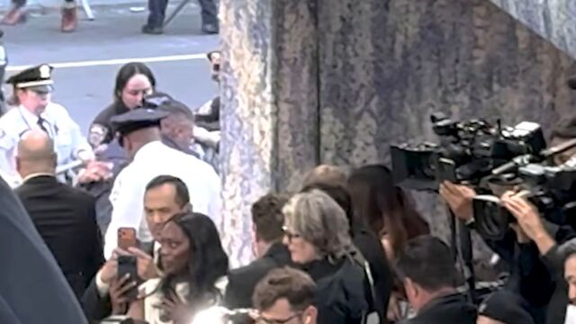Met Gala 2026: Διαδηλωτής κατά του Μπέζος εισέβαλε στο κόκκινο χαλί - Ένταση δίπλα σε διάσημους καλεσμένους (Βίντεο)