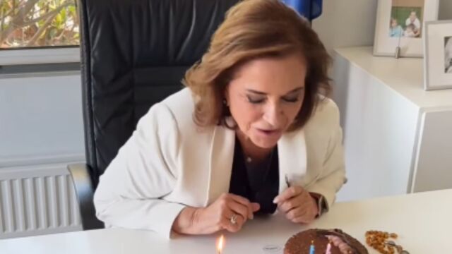 Ντόρα Μπακογιάννη: Έσβησε κεράκια για τα γενέθλιά της με χιουμοριστικό σχόλιο για 