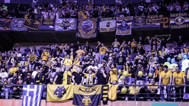 AEK: Παίκτες και κόσμος έγιναν ένα και πανηγύρισαν την πρόκριση στον τελικό του BCL (Βίντεο)