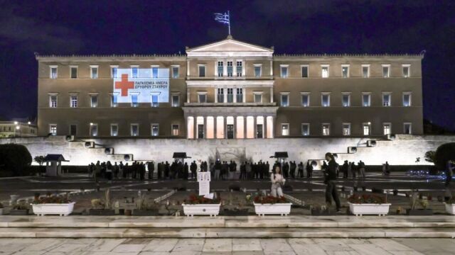 Το Κοινοβούλιο φωταγωγήθηκε για την Παγκόσμια Ημέρα Ερυθρού Σταυρού και Ερυθράς Ημισελήνου
