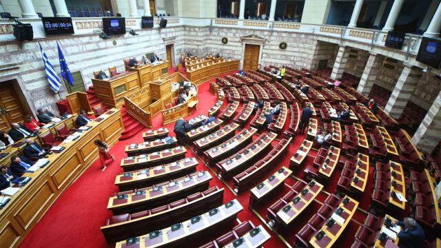 Υπερψηφίστηκε στην Βουλή το φορολογικό νoμοσχέδιο - Πετραλιάς: Σημαντικές παρεμβάσεις που διορθώνουν αδικίες
