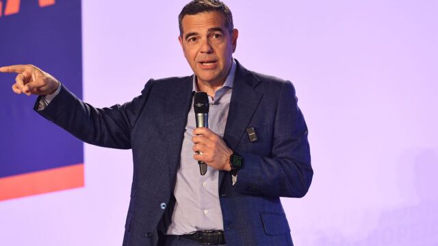 Μεγάλο άγχος στο ΠΑΣΟΚ για την επιστροφή Τσίπρα: Κατά μέτωπο επίθεση από το πουλέν Μητσοτάκη έως τα… μαλλιά του - Η απάντηση της Αμαλίας και η δημοσκοπική βόμβα της 2ης θέσης