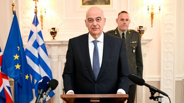 Δένδιας: Με την 