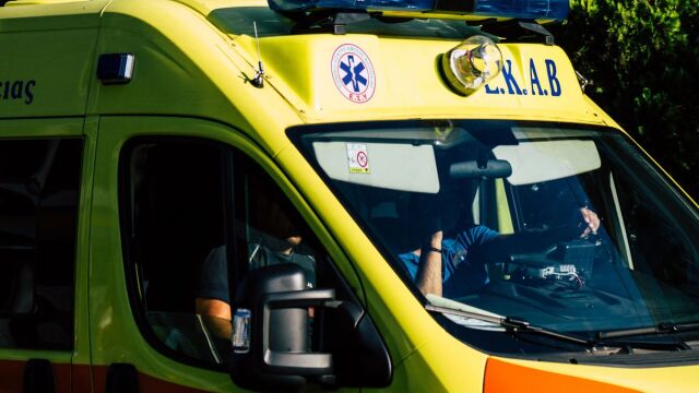 Πατησίων: Σοβαρό τροχαίο με δύο τραυματίες μετά από καραμπόλα οχημάτων