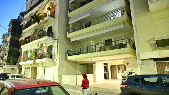 Τραγωδία στον Πειραιά: Νεκρή 24χρονη που έπεσε από τον 7ο όροφο πολυκατοικίας - Προσήχθη ο 50χρονος σύντροφός της, τι εξετάζουν οι αρχές (Εικόνες)