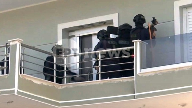 Καρέ καρέ η επιχείρηση σκούπα στα Άνω Λιόσια: Βρήκαν όπλα, ναρκωτικά και 1.250 μέτρα καλώδια για ρευματοκλοπή (Βίντεο)