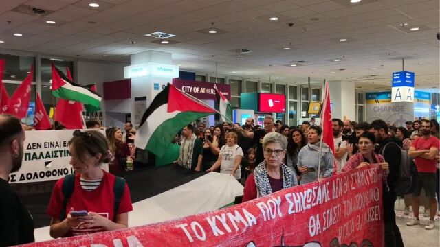 Με μέριμνα του ΥΠΕΞ επέστρεψαν στην Αθήνα οι 19 Έλληνες ακτιβιστές του στολίσκου για τη Γάζα (Bίντεο)