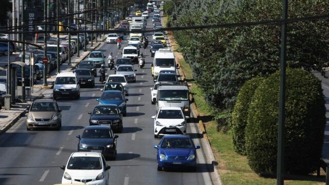Live η κίνηση στους δρόμους: Φορτηγό ακινητοποιήθηκε στην Κηφισίας - Κυκλοφοριακό χάος στην πρωτεύουσα