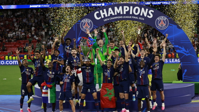 Champions League: Σήκωσαν την κούπα στον... ουρανό της Βουδαπέστης οι παίκτες της Παρί Σεν Ζερμέν (Βίντεο)