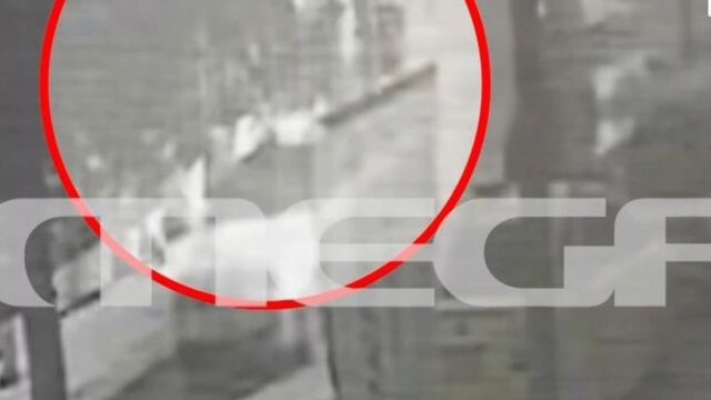 Ίλιον:Η στιγμή του άγριου ξυλοδαρμού οδηγού λεωφορείου από μοτοσικλετιστή - Κατέβηκα και άρχισε να μου ρίχνει μπουνιές (Βίντεο)