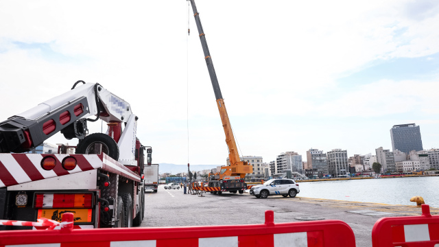 Τραγωδία στον Πειραιά: Νεκρός ο οδηγός που έπεσε με το αυτοκίνητό του στο λιμάνι (Εικόνες & Βίντεο)