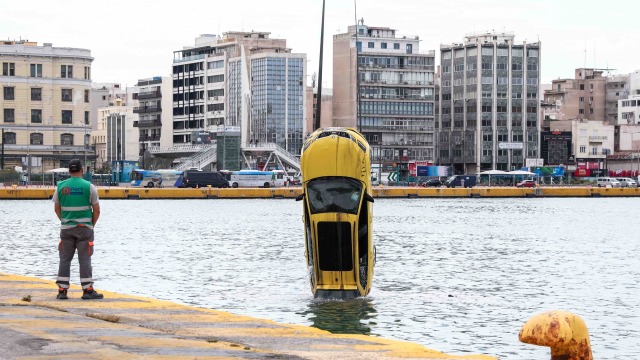 Τραγωδία στον Πειραιά: Νεκρός ο οδηγός που έπεσε με το αυτοκίνητό του στο λιμάνι (Εικόνες & Βίντεο)