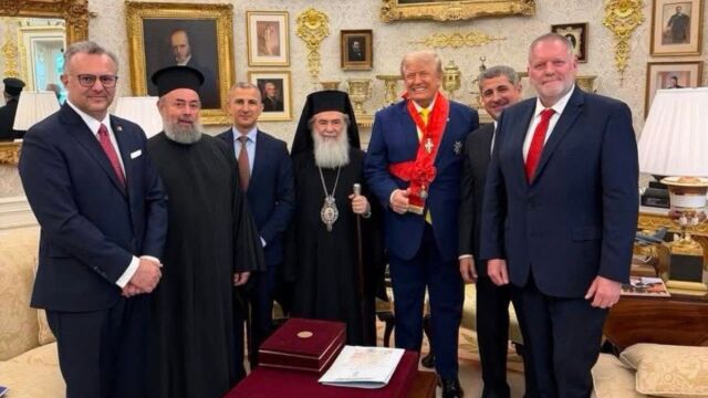Στον Λευκό Οίκο ο Πατριάρχης Ιεροσολύμων Θεόφιλος Γ’:  Η 40λεπτη συνάντηση με τον Τραμπ και τα θέματα που τέθηκαν στο επίκεντρο - Απένειμε στον πρόεδρο των ΗΠΑ την τιμή του Μεγάλου Σταυροφόρου (Εικόνες)