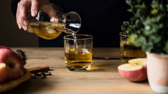 Πίνει μηλόξιδο πριν από κάθε γεύμα και αυτά είναι τα αποτελέσματα που είδε στο σώμα της μέσα σε λίγες εβδομάδες