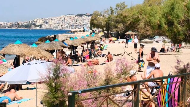 Γέμισαν κόσμο οι παραλίες της Αττικής: Ανάσα δροσιάς αναζητο