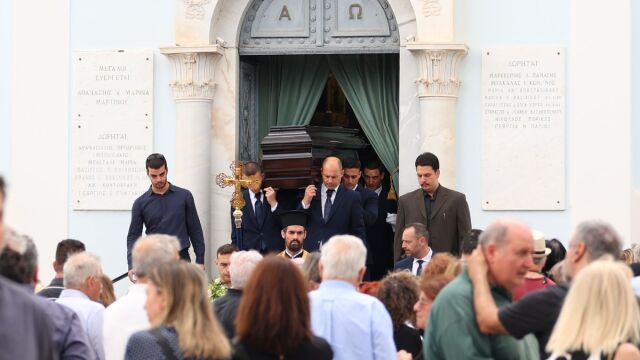 Νίκος Σερβετάς: Σε κλίμα συγκίνησης το τελευταίο αντίο στον δημοσιογράφο - Ποιοι έδωσαν το παρών στην κηδεία του (Εικόνες & Βίντεο)
