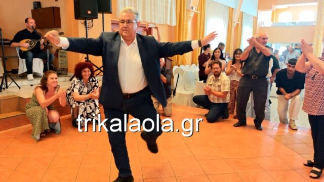 Το βαρύ ζεϊμπέκικο του Δημήτρη Κουτσούμπα στα Τρίκαλα: Χόρεψε το Στείλε ουρανέ μου ένα πουλί (Βίντεο)