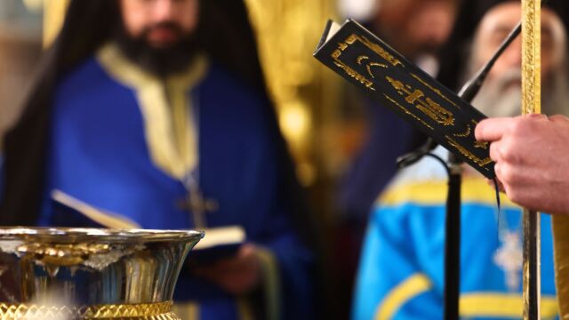 Πόσα χρήματα παίρνει ο παπάς της ενορίας σας; Οι μισθοί όλων των κληρικών μέχρι τον Αρχιεπίσκοπο