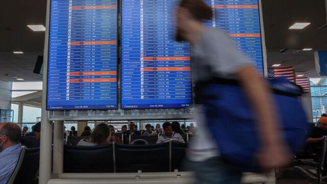 Νέοι κανόνες για τις πτήσεις στην ΕΕ: Τι αλλάζει σε χειραποσκευές, no-show, γεύματα,  καθυστερήσεις και αποζημιώσεις επιβατών