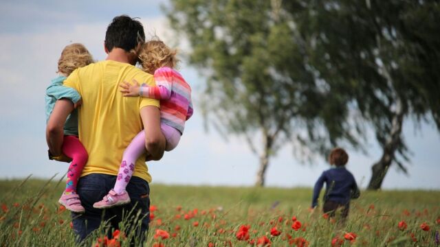 Πότε θα δοθούν τα 150 ευρώ για κάθε παιδί: Αναλυτικά οι ημερομηνίες πληρωμής και τα 15 σημεία που προβλέπει η υπουργική απόφαση - Ωφελούμενες 1 εκατομμύριο οικογένειες