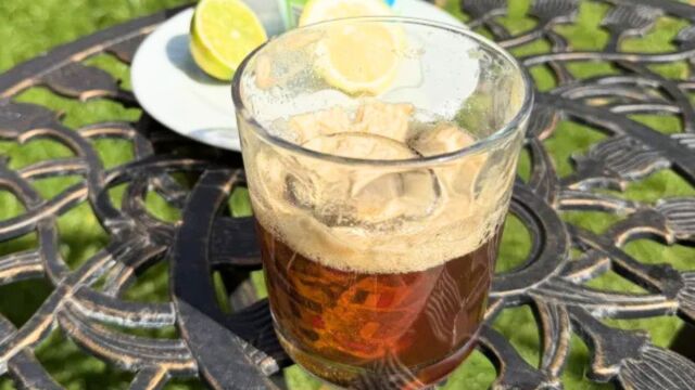 Ξεχάστε τους latte και flat white: Η νέα τάση στον καφέ που κερδίζει έδαφος (Βίντεο)
