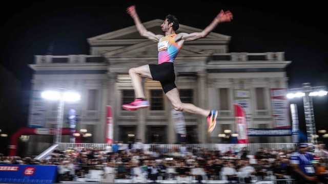 Μίλτος Τεντόγλου: Θρίαμβος στο Piraeus Street Long Jump με απίθανο άλμα στα 8,39 (Βίντεο)
