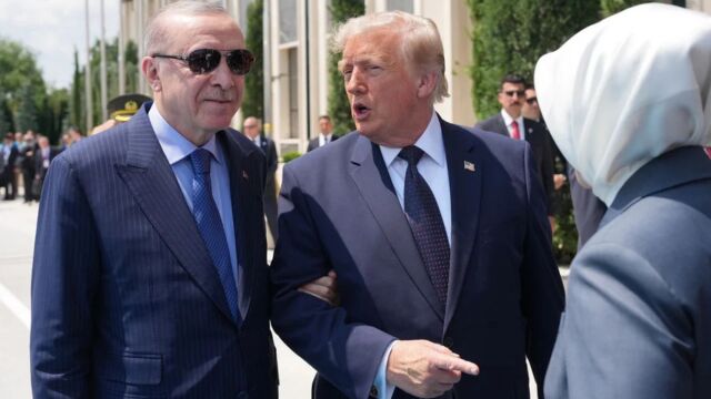 Ερντογάν: “Άρπαξε” αγκαζέ τον Τραμπ μόλις προσγειώθηκε στην Άγκυρα – Το στιγμιότυπο που έγινε viral (Εικόνες & Βίντεο)
