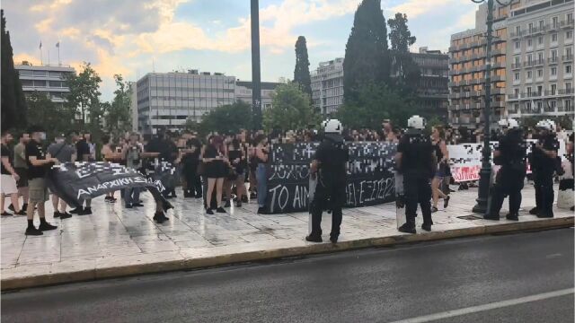Συγκέντρωση στο Σύνταγμα για την αιματηρή καταδίωξη στο Άργος - Σε κρίσιμη κατάσταση ο 20χρονος, την Παρασκευή η απολογία των αστυνομικών (Βίντεο)