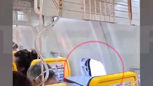 Πτήση-θρίλερ της Ryanair από Θεσσαλονίκη: Όλοι κλαίγανε, βγήκε το μισό σώμα του έξω και μετά λιποθύμησε... - Συγκλονίζει η σύζυγος του 61χρονου επιβάτη (Βίντεο)