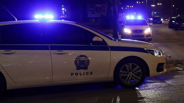 Θρίλερ στην Πάτρα: Άγνωστοι άφησαν 18 σφαίρες σε είσοδο καταστήματος