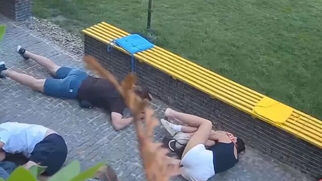 Ουκρανία: Σοκαριστικό βίντεο από τη στιγμή που θραύσματα ρωσικού πυραύλου πέφτουν σε πάρκο - Έξι νεκροί και δεκάδες τραυματίες