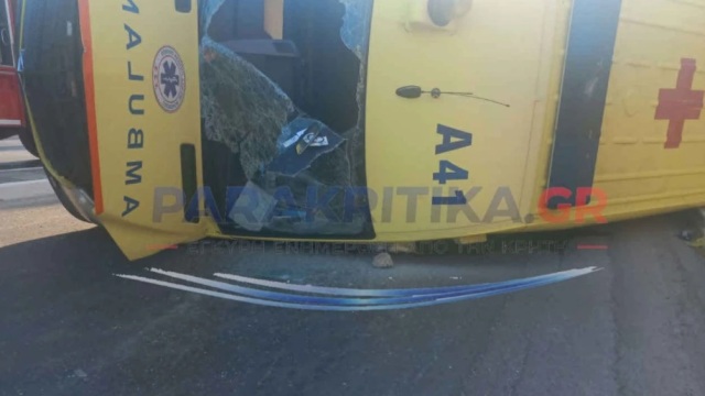 Σοκαριστικό τροχαίο στα Χανιά: Ασθενοφόρο συγκρούστηκε με ΙΧ και τούμπαρε - Νεκρός ο ασθενής που μετέφερε από ανακοπή, δύο διασώστες τραυματίες (Εικόνες & Βίντεο)