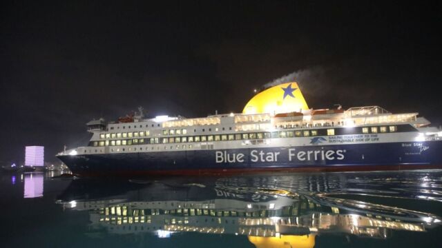 Blue Star Paros: Εσπευσμένα στο Λαύριο μετά τον απόπλου από τον Πειραιά - Επιβάτης διακομίστηκε στο νοσοκομείο