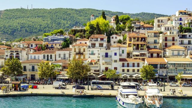 Σκιάθος: Φυλάκιση 15 μηνών στη Βρετανίδα που μέθυσε με την 15χρονη κόρη της και προκάλεσε επεισόδιο στο Κέντρο Υγείας